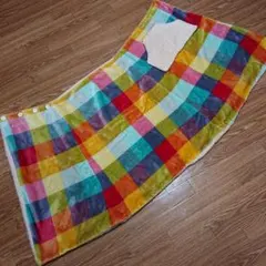 マルチカラーブランケット　ラップスカート風　腰に巻けます　カンガルーポケット付き