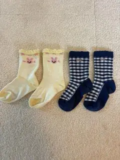ミキハウス　 ウサギ刺繍イエローとチェック柄ネイビー靴下セット