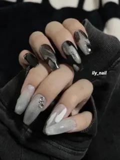 シンプル マグネット控えめ ネイルチップ 黒 白