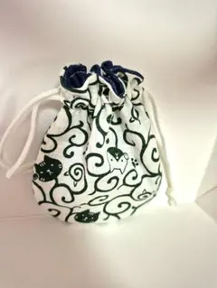 猫に唐草模様デザインの巾着袋