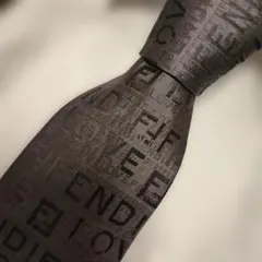 ★超美品★FＥNDI フェンディロゴレタッチ柄ネクタイ