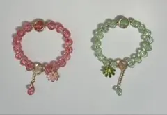 ブレスレット　カラフルビーズ　花モチーフ　チャーム付　ピンク　グリーン　２個