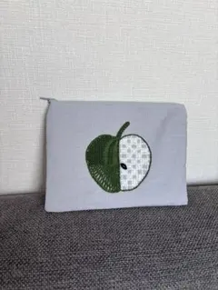 ハンドメイド　リンゴ刺繍フラットポーチ
