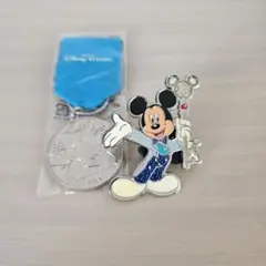 ディズニー ミッキーメダル　キーホルダー　チャーム&25周年記念ピンバッジ