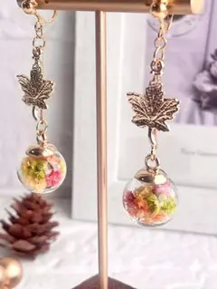 金具変更可◎紅葉チャームと秋色ドライフラワーのイヤリングピアス｜本物の花入り