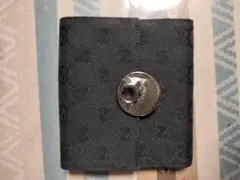 GUCCI グッチ　二つ折り財布　シマ　総柄　型押しロゴ　キャンバス　レザー