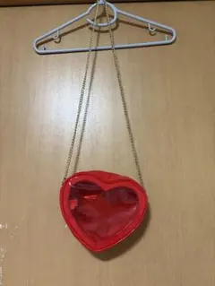 赤いハート型ショルダーバッグ