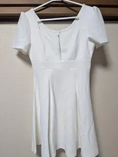 ホワイトフレアワンピース 半袖 ジッパー付き