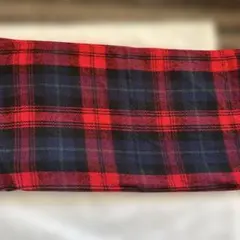 赤と黒のチェック柄マフラー