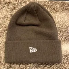 ニューエラダークブラウン ニット帽 ロゴ刺繍付き