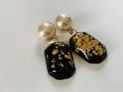 黒と金のオーバル型ピアス