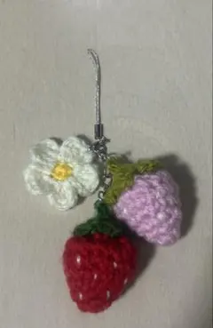 いちごと花の編み物チャーム