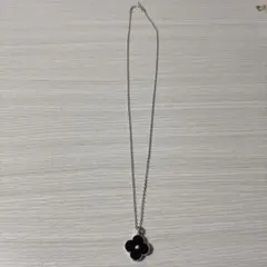 黒い花のペンダントネックレス