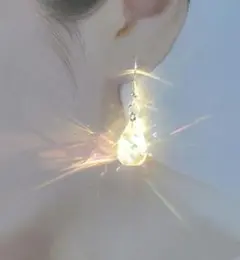 光をまとう雫ピアス　 太陽で虹色に輝く｜透明感×大人可愛い　イヤリング変更可