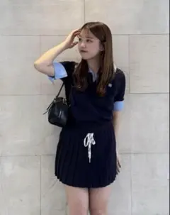 chico 刺繍入り襟付きポロニット・ニットウエストリボンプリーツスカート