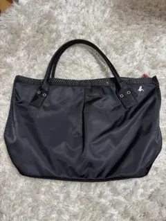 黒のナイロン製トートバッグ