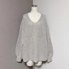 アパートバイ ラメ ボリュームスリーブ ニット Ｖネック グレージュ