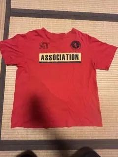 赤色 ASSOCIATION Tシャツ ATロゴ付き