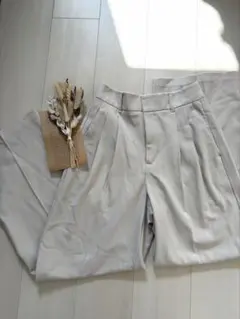 【未着用】GU アイボリー センタープレスストレートパンツ