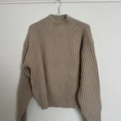 ベージュ タートルネックニット