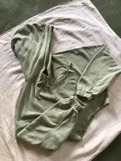 Nike フード付きショート丈トレーナー オリーブグリーン