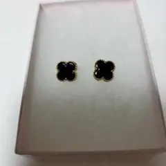 黒と金の花型スタッドピアス　四つ葉　クローバー