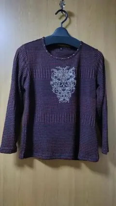 赤と黒のチェック柄長袖ニット