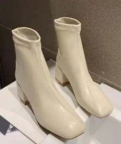 アイボリー ショートブーツ ヒール 太ヒール