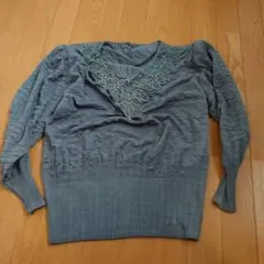 刺繍入りグレー（少し緑っぽい）長袖ニットセーター