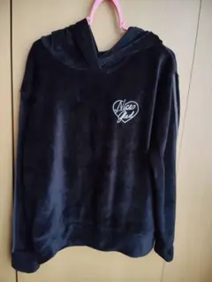 黒いフード付きトレーナー