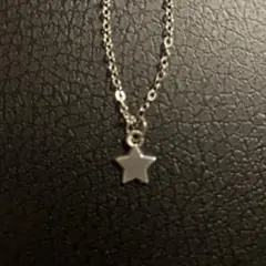 小さな星形のペンダントネックレス