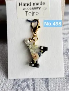 ハンドメイドキーホルダー　アルファベット　レジン　イニシャル　花　小ぶり　黒　Ｙ