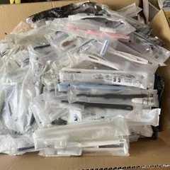 アメニティ　歯ブラシ、髭剃り、ボディタオルなど箱一杯