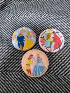【Disney.ディズニー】▷食玩.刺繍缶バッジ.プリンセス.3つセット