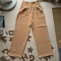 ベージュ プリーツ入り ワイドパンツ