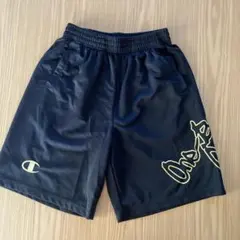 黒いバスケットボールパンツ ロゴ入り