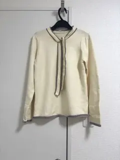 リボン付きクリーム色長袖セーター　IKKA イッカ
