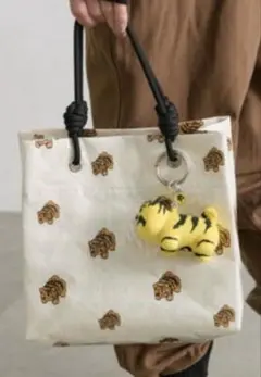 【完売品】イアパピヨネ　虎屋ういろ　ビニール　トートバッグ 完売品】イアパピヨネ 虎屋ういろ ビニール トートバッグ - メルカリ