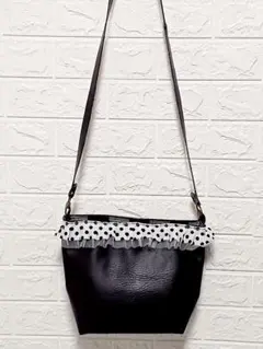 ドット柄フリル付き黒ショルダーバッグ