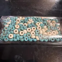 ターコイズ・ベージュラウンドビーズ。