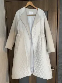 【INED　キルティングロングコート】　薄いグレーベージュ