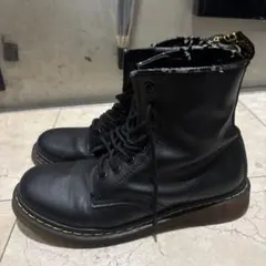 ブラックレザーブーツ ドクターマーチン似