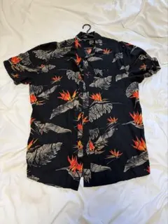 VOLCOM アロハシャツ 黒地 赤花柄のサムネイル