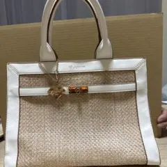 ベージュとホワイトのショルダーバッグ
