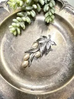 レトロヴィンテージ・揺れるタイプの葉っぱと雫パールのブローチ（シルバーカラー）