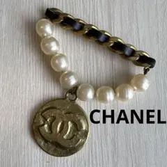 Chanel パールとチェーンブローチ