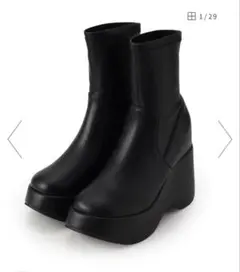 黒いウェッジヒールショートブーツ