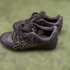asics サッカースパイク　ブラック/ゴールド24