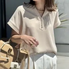 美品　エマテイラー　イージーケアパール釦キーネックブラウス　1093