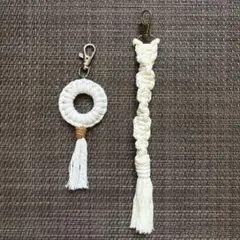 ハンドメイドホワイトマクラメストラップ